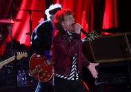 Ron Wood, Mick Jagger a Keith Richards z Rolling Stones v dresech fotbalového klubu FC Barcelona.