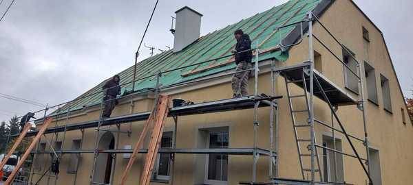 SOBOTA, SVÁTEK, NESVÁTEK ... na rekonstrukci střechy na obecním úřadě se i dnes pracuje jako by byl všední pracovní den a Zahrádkářský spolek Horní Město nám na starém hřbitově, také dnes, vyřezává mezi vzrostlými stromy nálety, tak jak přislíbil.
Je radost spolupracovat s lidmi na které je spoleh!
Díky moc všem!
Kamil Mach
