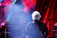 Ron Wood, Mick Jagger a Keith Richards z Rolling Stones v dresech fotbalového klubu FC Barcelona.