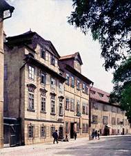 Zlatá ulička na Pražském hradě okolo roku 1943.