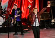 Ron Wood, Mick Jagger a Keith Richards z Rolling Stones v dresech fotbalového klubu FC Barcelona.