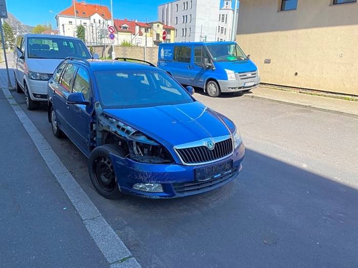 Dobrý den, vozidlo bylo před plánovaným odtahem přesunuto. Správce komunikace byl na tuto skutečnost upozorněn a zahájí nové řízení o odstranění vozidla.