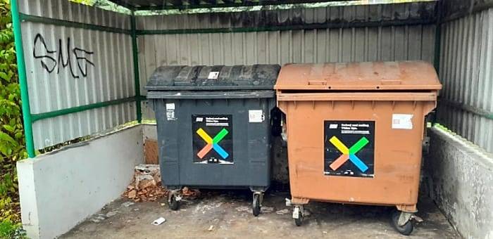 Dobrý den, drobný nepořádek byl odstraněn.
Děkujeme za podnět. S pozdravem Marešová