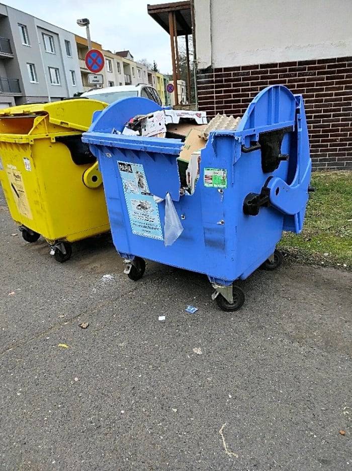 Dobrý den paní Janoušková,
Poškozený kontejner byl vyměněn. Děkujeme za podnět. S pozdravem Marešová