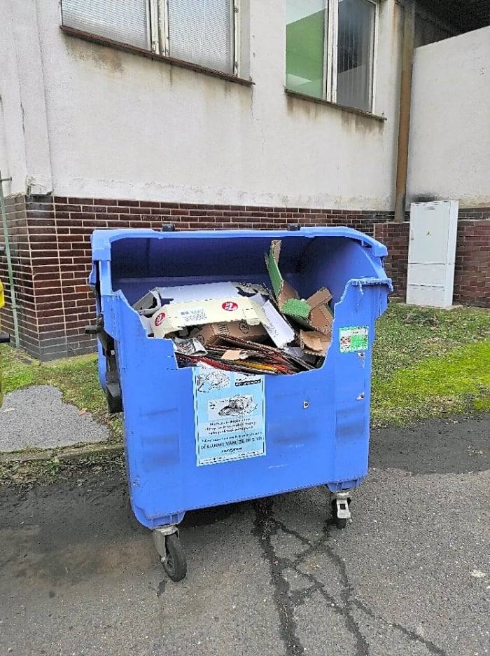 Dobrý den paní Janoušková,
Poškozený kontejner byl vyměněn. Děkujeme za podnět. S pozdravem Marešová