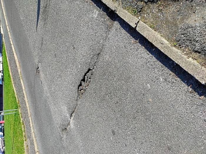 Dobrý den, v místě jsou plánovány výkopové práce na uložení sítí. Po dokončení prací bude provedena oprava výtluků.