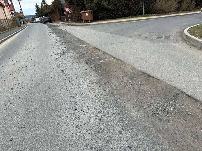 Dobrý den, všude tam, kde správci inženýrských sítí (CHEVAK, ČEZ, VEOLIA, TELECOM, PLYN apod.) uložených v komunikacích musí provést opravu v jakémkoli ročním období. Po provedení oprav musí materiál v zásypu nechat sednout (aby v průběhu dalšího období nedocházelo k propadům ať už na silnicích, nebo chodnících), poté se provádí povrchová úprava. Zvláště v zimním období je komplikovaná finální oprava asfaltového povrchu, protože v zimním období obalovny nevyrábějí živičnou směs (asfalt). Proto lze finální opravy provádět až počátkem jara, když obalovny spustí výrobu. Do té doby se provádí jen provizorní úpravy v místě zásypu bývalého výkopu. K tomu pravidelně vyzývá správce komunikací zhotovitele, který vyrovnávání nerovností vykonává s použitím dostupného inertního materiálu, který vozidla svými koly vytlačují. Podobný problém je v zimním období i v jiných městech. Proto úseky jsou opatřeny dopravním značením a řidiči musí přizpůsobovat jízdu dočasným podmínkám na komunikaci. za firmy provádějící opravy sítí děkuje za pochopení správce komunikací města (TDS).