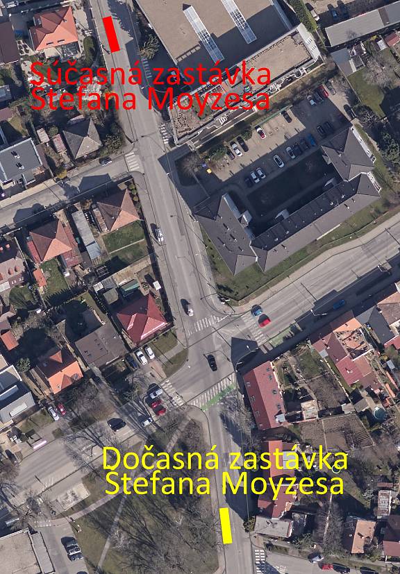 Od pondelka 4. marca 2024 sa začína s prvou etapou výstavby cyklochodníka na Ulici Štefana Moyzesa, ktorú budú sprevádzať viaceré dopravné obmedzenia. Stavebné práce potrvajú do piatka 3. mája a budú mať vplyv na dopravu na viacero miestnych komunikáciách.
Ulica Štefana Moyzesa bude v uvedenom termíne v smere od Ulice Ružindolská po Ulicu Terézie Vansovej prejazdná, doprava však bude zúžená do jedného jazdného pruhu. Obchádzková trasa v tomto úseku nie je potrebná. 
Ulice Koceľova, Sv. Cyrila a Metoda, Gavlovičova, Osvaldova a Slovenská budú postupne v etapách neprejazdné, slepé v mieste napojenia na Ulicu Štefana Moyzesa v dĺžke cca 15 metrov. Obchádzková trasa pre spomenuté ulice bude vedená dočasným dopravným značením cez ulice Terézie Vansovej, Poľná a Západná.
Prvá etapa výstavby cyklochodníka na Š. Moyzesa ovplyvní aj mestskú autobusovú dopravu. Autobusová zastávka Štefana Moyzesa smerom na Ulicu Terézie Vansovej bude dočasne presunutá na nové miesto za svetelnú križovatku ulíc Terézie Vansovej – Štefana Moyzesa – Jána Bottu, konkrétne na Ulicu Jána Bottu. Nové umiestnenie zastávky bude označené dočasným vodorovným dopravným značeným a tabuľou s cestovnými poriadkami. Túto zastávku v danom smere obsluhuje linka číslo 16 v smere Nemečanka – Nová, OC OBI.
Zastávka Štefana Moyzesa v smere na Ulicu Ružindolská a zastávka Štefana Moyzesa, Tibenský v oboch smeroch budú obsluhované ako počas bežnej prevádzky.
Upozorňujeme vodičov, že v dôsledku presunu zastávky môže dôjsť k dočasnej zápche na križovatke pri obsluhe zastávky vozidlami mestskej autobusovej dopravy. Vodičov prosíme, aby sledovali situáciu na križovatke a nevchádzali do križovatky, ak im situácia nedovoľuje pokračovať za križovatkou v jazde.
Ďakujeme za trpezlivosť počas stavebných prác a rešpektovanie prenosného dopravného značenia.