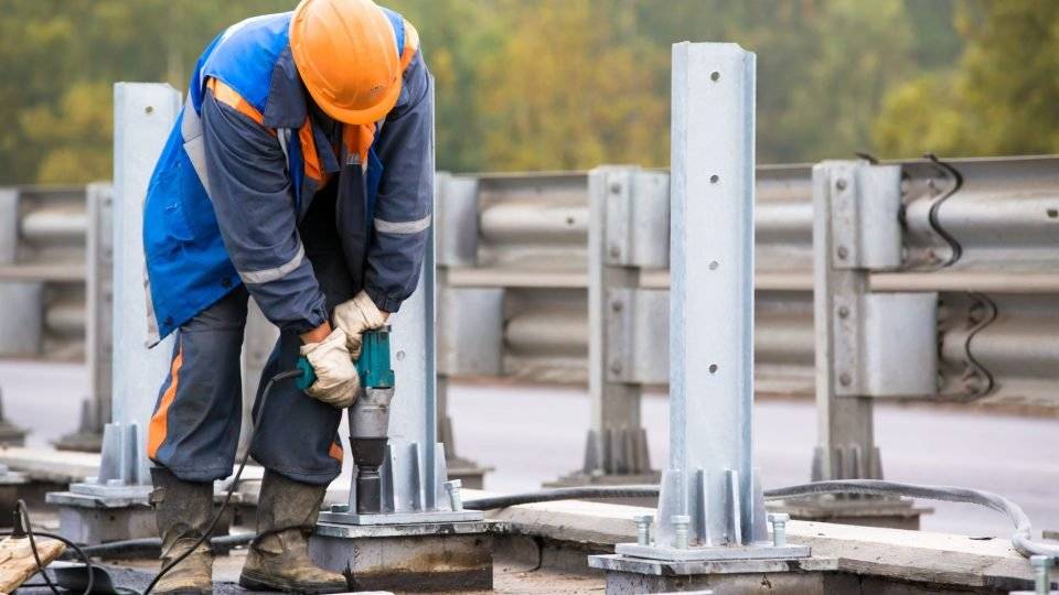 Ve Strakonicích zahájilo ŘSD ve spolupráci s městem dlouho plánovanou generální opravu Volyňské ulice. Jedná se o hlavní tah ze Strakonic do Vimperku a řidiči se tu budou muset obrnit trpělivostí.
Od 4. března je tato vytížená silnice průjezdná jen ve směru ze Strakonic na Volyni a Vimperk.
V opačném směru jsou značené objízdné trasy:
Pro osobní automobily a nákladní do 7,5 tuny je oficiální objízdná trasa přes Nebřehovice kam se odbočí na začátku Strakonic ve směru od Volyně. V Nebřehovicích se najede na silnici I/22 od Vodňan a přes Podsrp se přijede na okružní křižovatku u hřbitova. Objízdná trasa je obousměrná po celé své délce 9 km.
Pro vozidla nad 7,5 tuny je objízdná trasa delší. Ve Vimperku se odbočí na Husinec, dále na Těšovice a přes Bavorov do Vodňan. Z Vodňan po silnici I/22 do Strakonic. Objízdná trasa bude opět obousměrná v délce 65 km. Zajížďka pro vozidla je v délce 36km.
Video reportáž zde:
https://1url.cz/@dopravni.info
Foto ilustrační