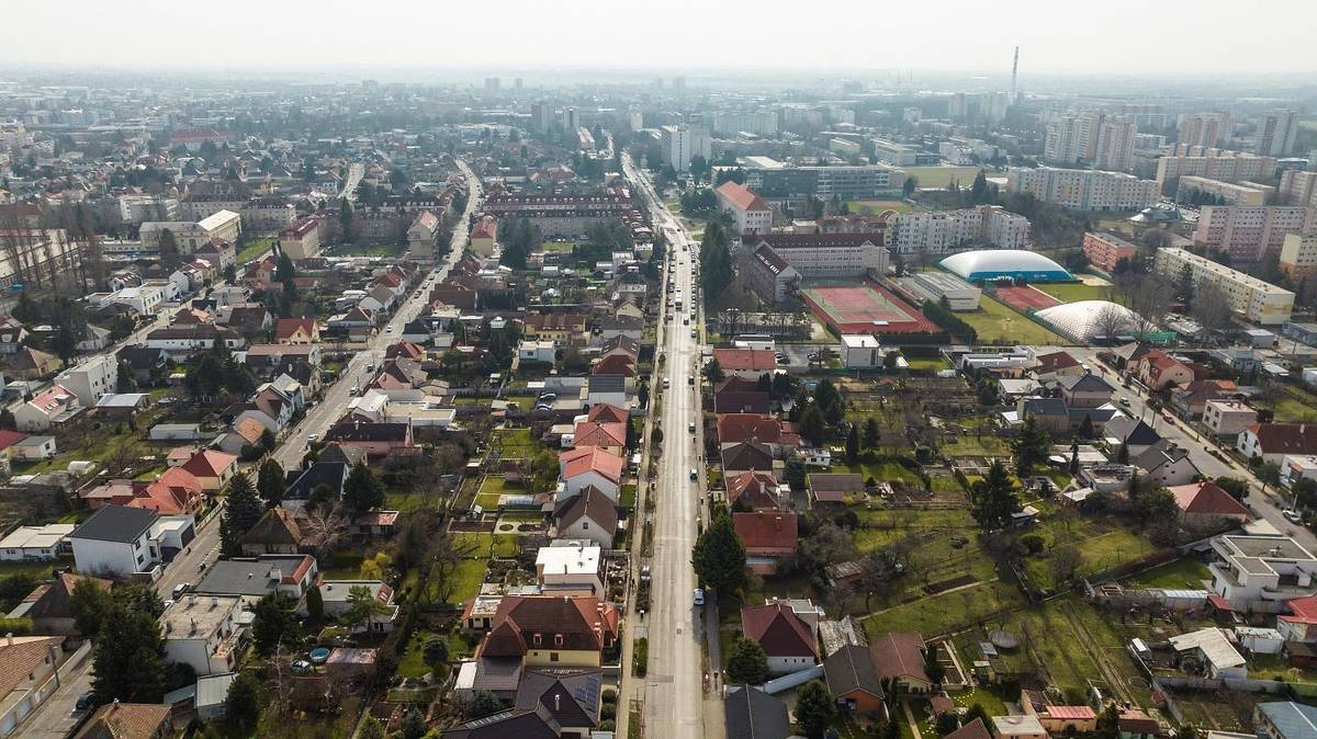 Od pondelka 11. marca 2024 nás na Ulici Jána Bottu čakajú dočasné zmeny organizácie dopravy, ktoré potrvajú do pondelka 30. septembra 2024. Dopravné obmedzenia súvisia s výstavbou cyklochodníka, ktorá bude postupne rozdelená do troch etáp.
 
Prvá etapa začínajúca v pondelok 11. marca 2024 je plánovaná do utorka 30. apríla 2024. Počas stavebných prác bude nutná čiastočná uzávera miestnej cesty a chodníka na Ulici J. Bottu v úseku od Ulice Bedřicha Smetanu po Ulicu Andreja Sládkoviča (po kruhový objazd). V danom úseku bude cesta prejazdná, jazdné pruhy však budú zúžené dočasným dopravným značením. Obchádzková trasa nie je potrebná. 
 
V súvislosti s realizáciou cyklochodníka na J. Bottu sú plánované aj ďalšie dve etapy, počas ktorých bude nutné zúženie jazdných pruhov dočasným dopravným značením.
 
Harmonogram plánovaných uzáver na Ulici Jána Bottu:
2. etapa: 1. máj – 30. jún 2024 - ulica Jána Bottu v úseku od ul. Andreja Sládkoviča po ul. Študentská
3. etapa: 1. júl – 30. september 2024 - ulica Jána Bottu v úseku od ul. Študentská po ul. Terézie Vansovej 
 
Ďakujeme za trpezlivosť počas stavebných prác a rešpektovanie prenosného dopravného značenia.