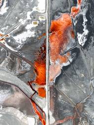 Kevin Krautgartner (Německo): Boraxové studie. Snímky zachycují povrch odpařovacích jezírek, ze kterých se získává borax, používaný při výrobě skla, keramiky a třeba i v čisticích prostředcích. Třetí až desáté místo v kategorii Krajina / Profesionální fotografové.