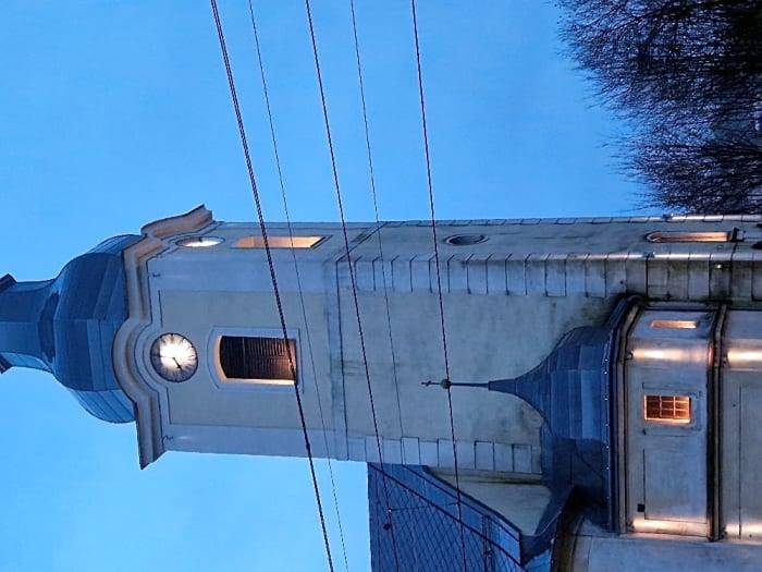 Právě probíhá oprava fasády a zároveň bude opraveno osvětlení