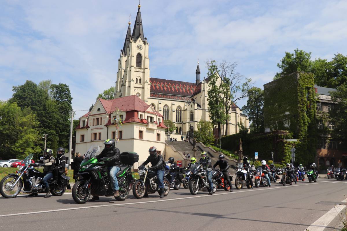 Více než tři stovky motorkářů se v sobotu vydali z Dolní Lutyně na spanilou jízdu Bohumínem, Rychvaldem a zakončili ji na Starém náměstí v Orlové.
Zde na ně čekal výborný gulášek, po kterém přišla na řadu modlitba za motorkáře v římskokatolickém kostele, kterou vedl farář Rafael Wala. Tradiční akci připravil pro příznivce rychl...