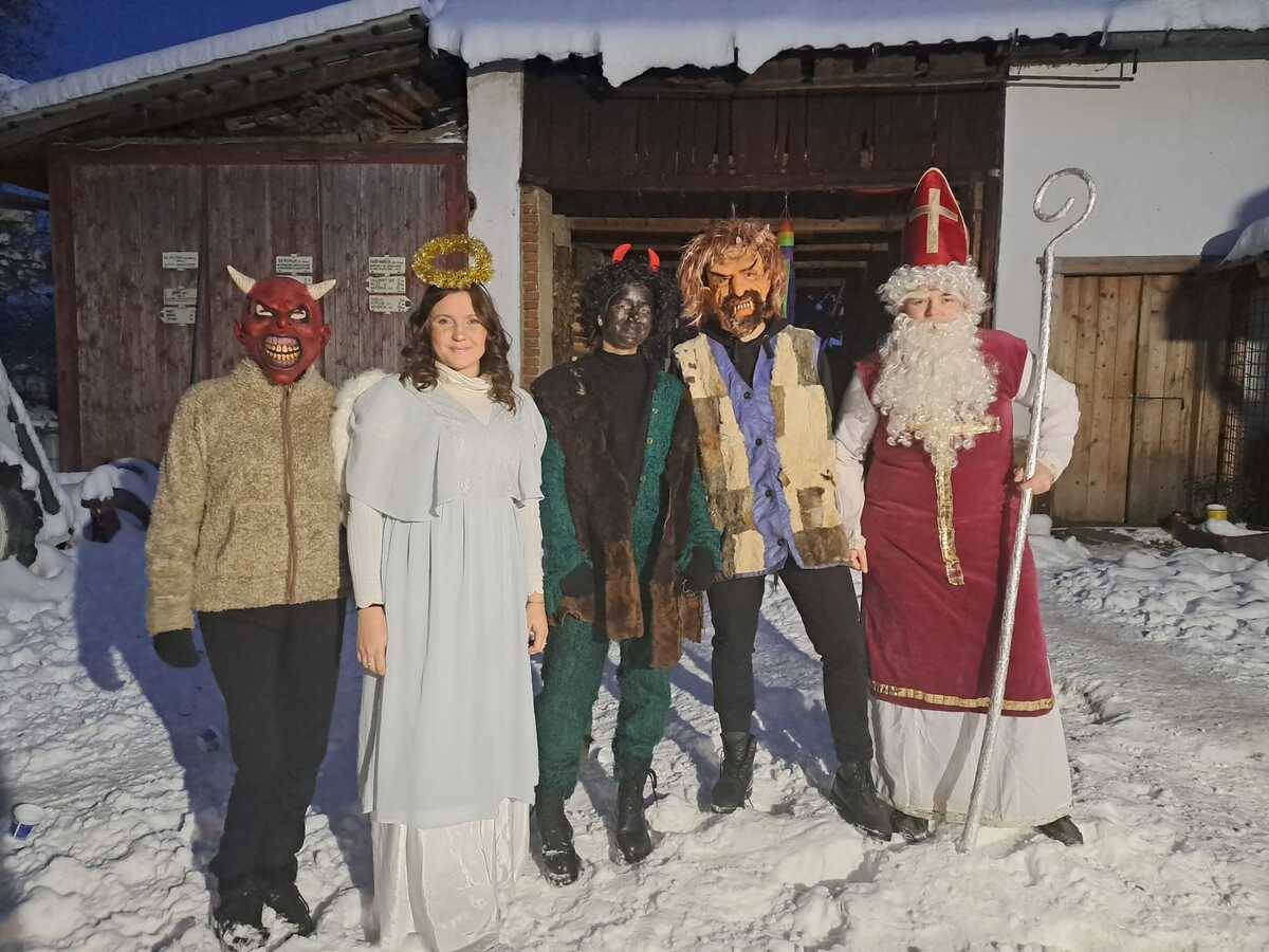 Včera 5.12. i ve Vrčeni ožila tradice, kdy chodí Mikuláš, anděl a čert po vsi a navštěvují malé děti a odměňují nebo si je odnášejí do pekla za jejich dobré skutky nebo hříchy. Vrčeňský Mikuláš s andělem měli k ruce hned tři přičinlivé čerty, ale po dnešním sčítání dětí ve vsi, to vypadá, že jsou zde jen samé vzorné děti. Tak budeme doufat, že to příští rok bude zase bez ztráty.