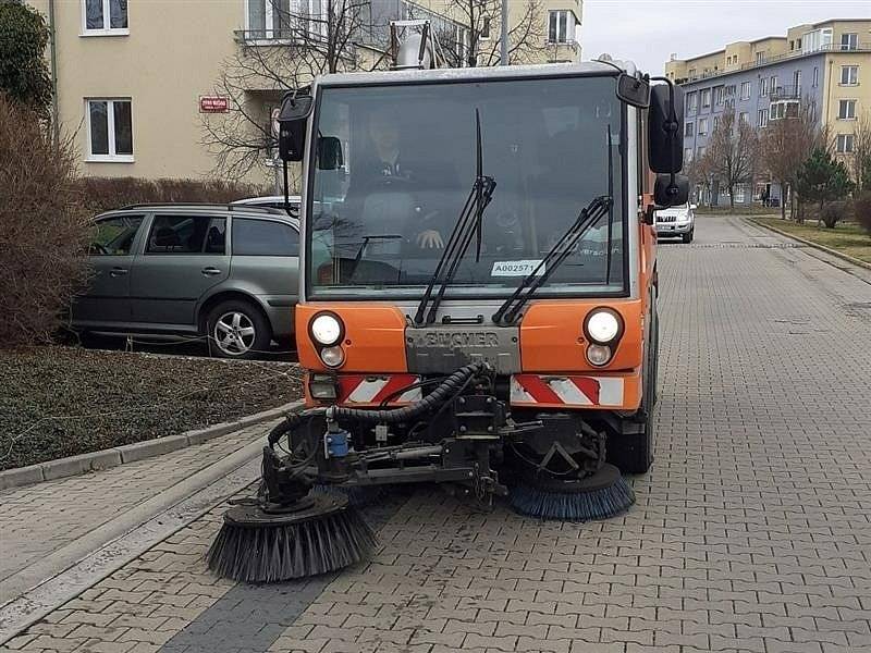 V pondělí 6.5. , v přpadě potřeby i v úterý 7.5., v dopoledních hodinách bude probíhat strojní čištění komunikací podél chodníků nebo silničních obrub. Žádáme občany, aby si v uvedené dny přeparkovali svá vozidla z dotčených míst.