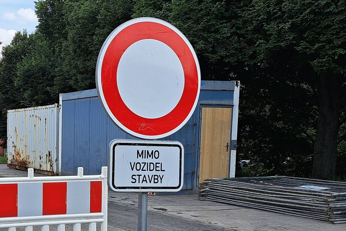 V rámci výstavby nového obchodního centra poblíž "terezínské křižovatky" dojde na místě k dopravním omezením. Krajský úřad Ústeckého kraje město Litoměřice informoval o stavebních úpravách na silnici I/15, kde proběhne výstavba přivaděcích pruhů. Stavba potrvá od 26. června do 30. října.