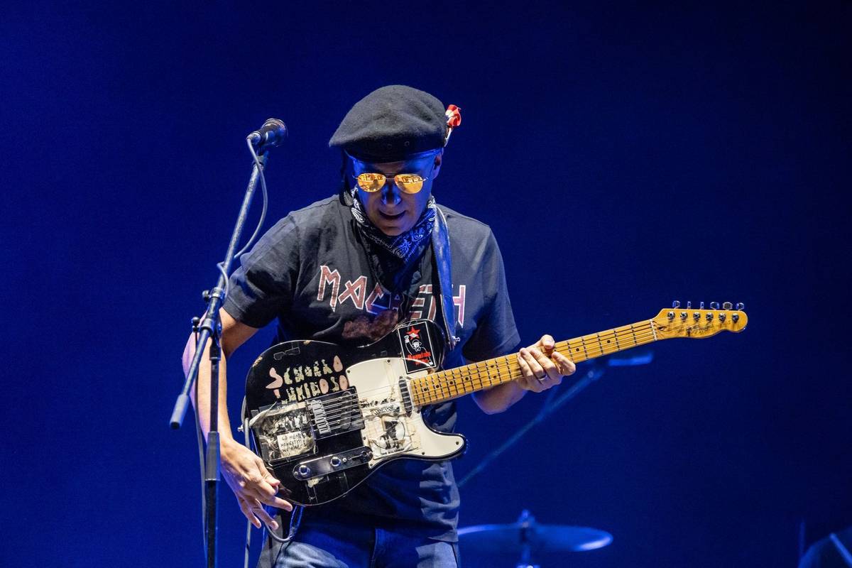 Vystoupením kytaristy a zpěváka Toma Morella z USA tuto středu večer vyvrcholil první den festivalu Colours of Ostrava.