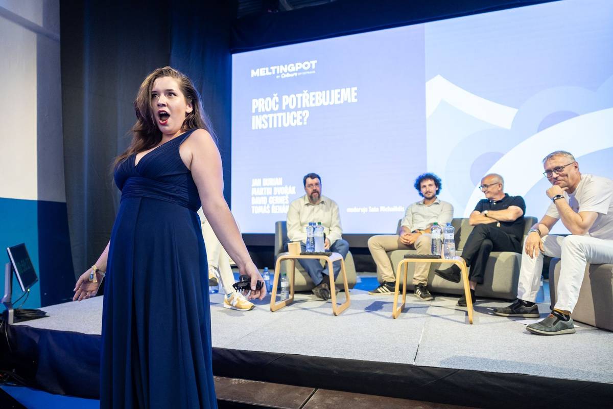 Na debatním fóru Meltingpot mezitím ředitel pražského Národního divadla Jan Burian (druhý zprava) nebo ministr pro evropské záležitosti Martin Dvořák z hnutí STAN (zcela vpravo) mluvili o tom, proč potřebujeme kulturní instituce.