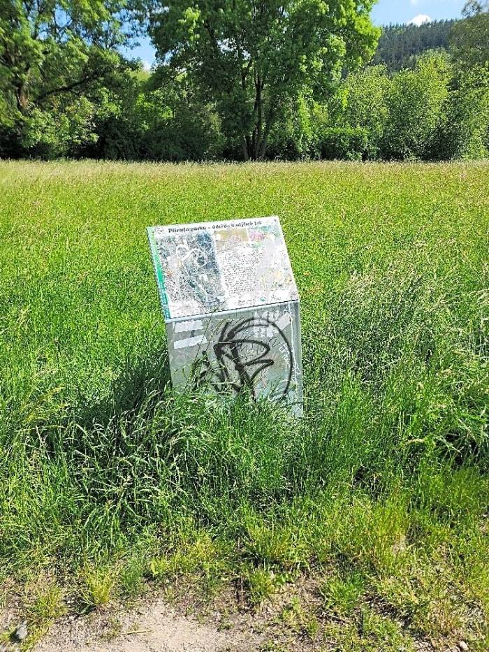 Dobrý den, tyto informační tabule se nyní čistí. Děkujeme za podnět.