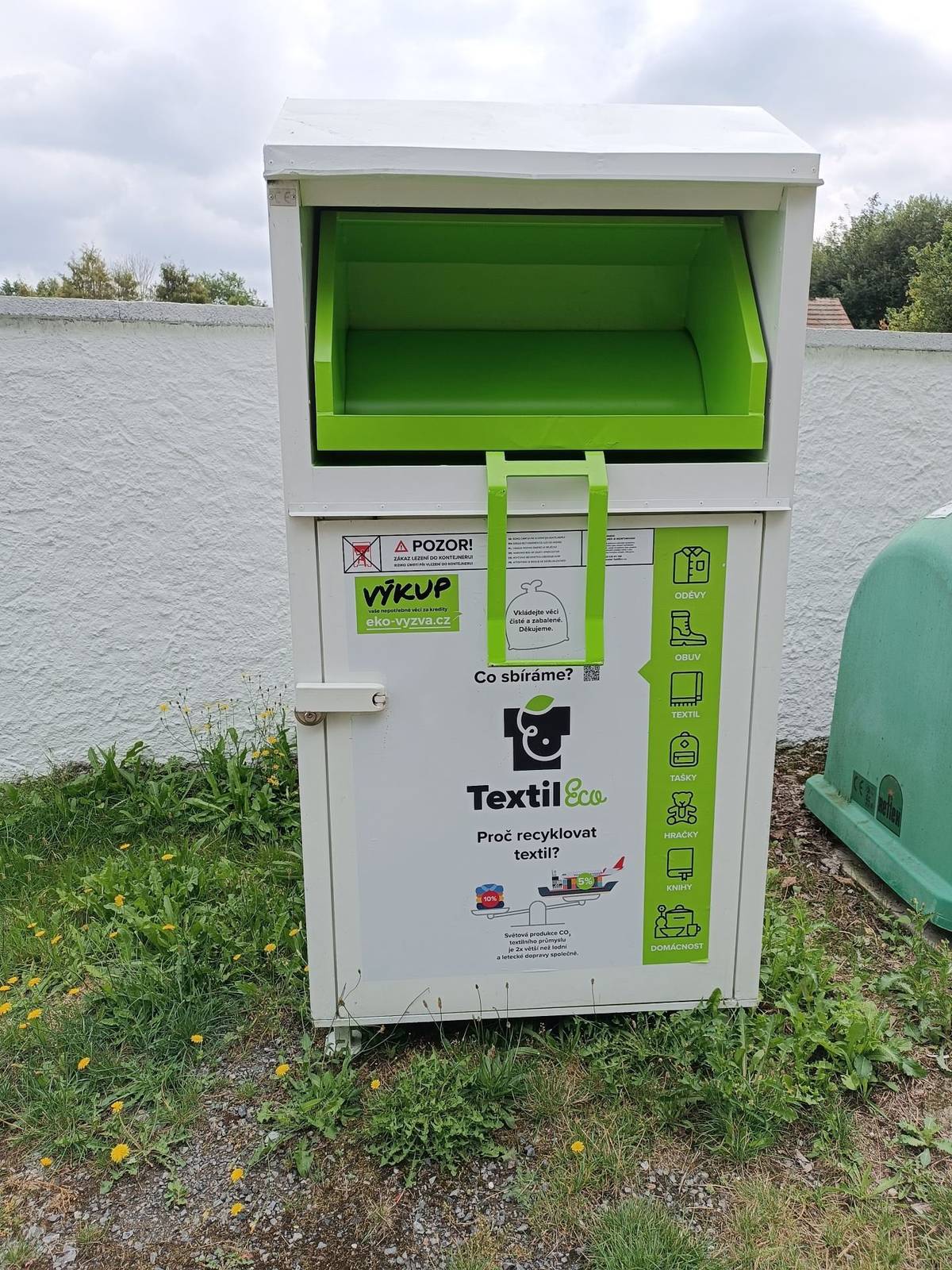 U hřbitova je umístěn kontejner na textil, oděvy a obuv, které lze dále používat. Je možné do něho vkládat i knihy, hračky, tašky a dobře zabalené nádobí.