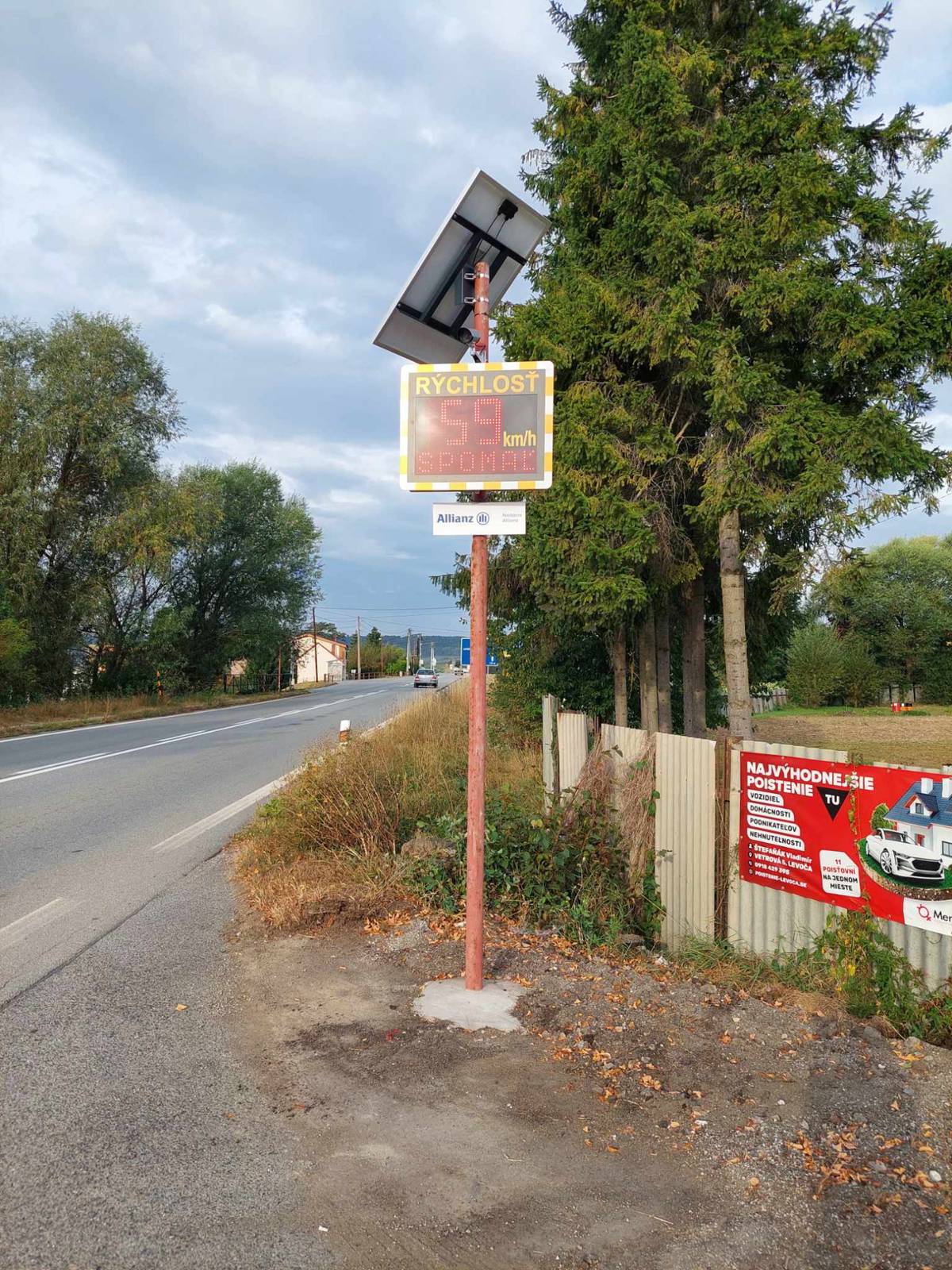 Vážení občania, v obci už máme osadené 2 ks meračov rýchlosti vozidiel.

Tieto merače fungujú ako prirodzený bezbariérový spomaľovač vozidiel, ich úlohou je upozorniť vodičov na nutnosť zníženia rýchlosti z dôvodu bezpečnosti cestnej premávky.

Veríme, že merače rýchlosti zabezpečia dodržiavanie povolenej maximálnej rýchlosti a tým aj pocit bezpečia a istoty ...