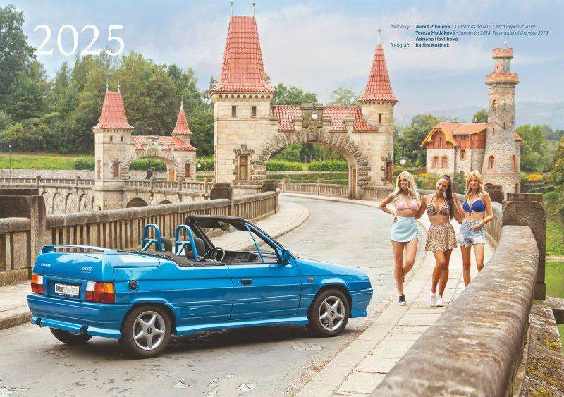 Na titulní straně kalendáře o velikosti A2 je modrý MTX Roadster zvěčněný u přehrady Les království. A všechny tři modelky, které se v kalendáři pro rok 2025 objevily.