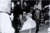 Jones přesto kongresmana úpěnlivě přesvědčoval, že je v jeho sektě vše v pořádku. Naléhal na něj, ať už jeho i farníky nechají být. Avšak marně.