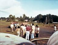 Poté, co o temném životě v Jonestownu informovala americká média, rozhodli se někteří zákonodárci jednat. Mezi nimi i kalifornský kongresman Leo Ryan. Ten v polovině listopadu 1978 po boku delegace do Guyany osobně zavítal. Cíl byl jediný: přesvědčit se na vlastní oči, jaké poměry v Jonestownu ve skutečnosti panují.