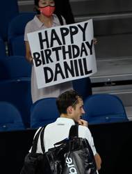 Daniil Medveděv neměl problém s postupem. Výhrou oslavil pětadvacáté narozeniny.