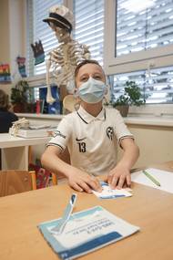 "A teď to pořádně přitiskněte," instruovala po odběru žáky učitelka.