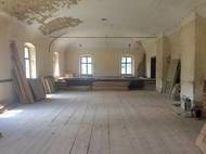 Budova má dvě patra a krásné prostory s klenbami.