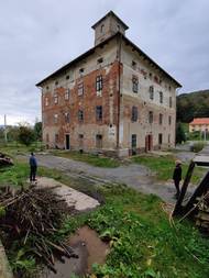 Padla jim do oka mohutná stavba s věží, která - jak rodina zjistila - stojí v krajině už od 80. let 19. století. Od počátku sloužila jako zájezdní hostinec s ubytováním, poštou a přepřahárnou koní.