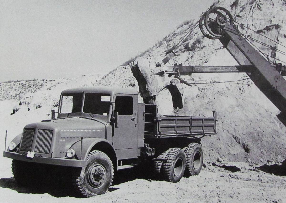 Pro českého fanouška socialistických automobilů je nejznámějším producentem těch nákladních zřejmě kopřivnická Tatra. Ta po roce 1945 přišla s mnoha ikonickými modely a tím možná vůbec nejznámějším je T111. Auto se vzduchem chlazeným vznětovým dvanáctiválcem vznikalo už od roku 1942 a nakonec ve výrobě vydrželo dalších dvacet let. Stalo se mimořádně populárním i mimo Československo, na Sibiři mu dokonce kdysi postavili pomník.