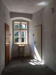 Rodina by ráda vrátila domu jeho původní funkci i proto, že stojí na strategickém místě. "Do budoucna se chystáme nabízet ubytování v několika apartmánech a později pak i možnost občerstvení v prostorách bývalé hospody s venkovním posezením," říká.