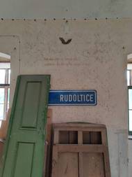 Na stěnách místy prosvítá původní výmalba a v některých místnostech jsou původní prkenné podlahy.