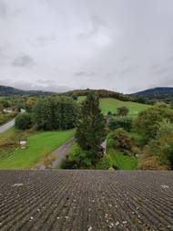 Rodina Freitagova má silné pouto k drsné krajině jesenických hor. Martina v ní v dětství trávila letní i zimní prázdniny a její otec ji sám několikrát projel na kole, běžkách nebo po železnici. "Protože se jedná o region bývalých východních Sudet, je v ní obrovské množství zajímavých a zanedbaných staveb, které by si zasloužily citlivou rekonstrukci a návrat k životu. Proto jsme se po letech rozhodli, že bychom chtěli přispět k záchraně alespoň jedné z nich," tvrdí dcera majitele.