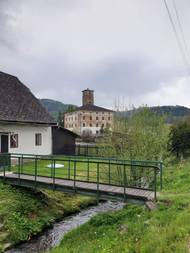 Součástí bývalého hostince byla dřevěná přístavba bývalého “salónu” v přízemí a stáj pro koně, které se však nedochovaly. "Na sousedském pozemku ovšem stále stojí původní a dnes již rekonstruovaná rychta, ve které bydlel J. A. Sieber a z níž dohlížel na provoz v poštovní přepřahací stanici," podotýká spolumajitelka.