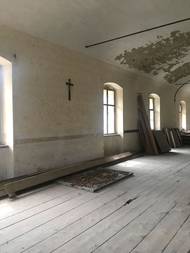 ... nebo křížek na stěně.