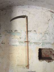 Někde se dají ještě najít stopy posledních obyvatel, jako je kosa na sečení trávy...