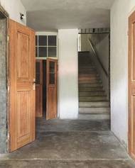 Starý dům architektku zaujal na první pohled. "Jedinečná stavba na úpatí Jeseníků nás nadchla svojí geometrií, technickým řešením a stavební velkorysostí - v symetrii, bytelnosti konstrukcí, v rozponech sálu nebo i formátech kamenné dlažby," říká.