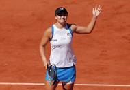 Světová jednička ženského tenisu, Australanka Ashleigh Bartyová, neměla v prvním kole snadnou práci. S Američankou Bernardou Peraovou se trápila tři sety, nakonec ale mohla slavit.