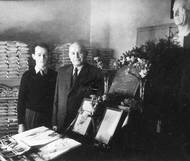 V Jenštejně se svým asistentem. V pozadí jsou vidět pytlíky s bylinami. V popředí rukopis připravované knihy pro prezidenta Antonína Zápotockého.