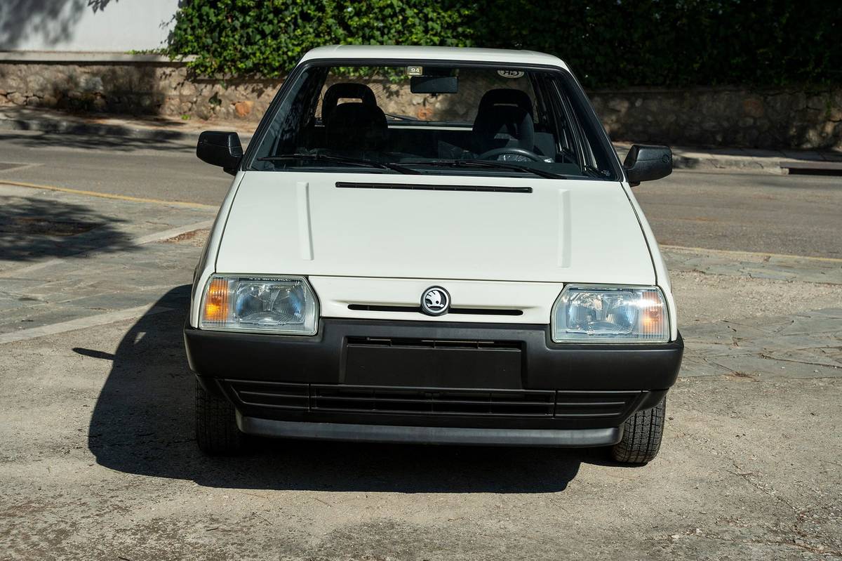 V Athénách je na prodej nová Škoda Favorit.