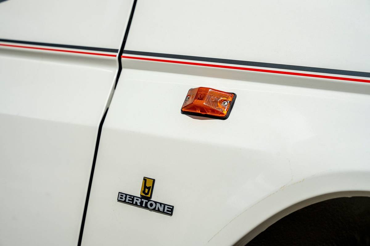 Na karoserii zaujmou nejrůznější detaily jako třeba logo Bertone...