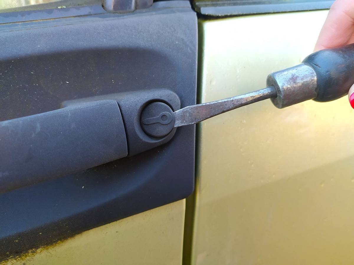 Když je baterie zcela prázdná, nefunguje ani dálkové otevírání dveří. Pak je třeba odstranit záslepku a odemknout auto mechanickým klíčem.