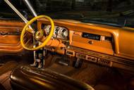 Interiér a výbava byly na svou dobu luxusní. Zahrnovaly klimatizaci a posilovač řízení.