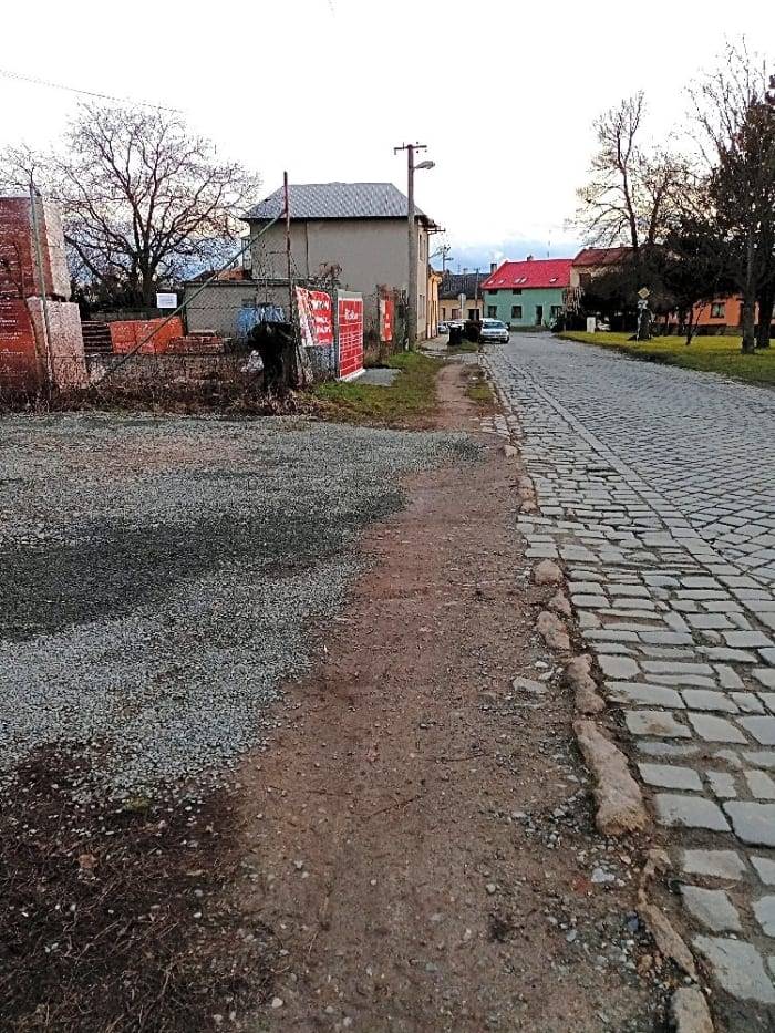 Je zadaná projektová dokumentace, která řeší vybudování nové komunikace i přilehlých chodníků.