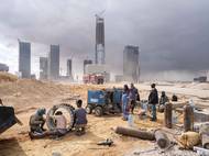 Svářeči při práci na výstavě nového hlavního města Egypta. Nové správní hlavní město (NAC) by mělo mít v budoucnosti šest milionů obyvatel.