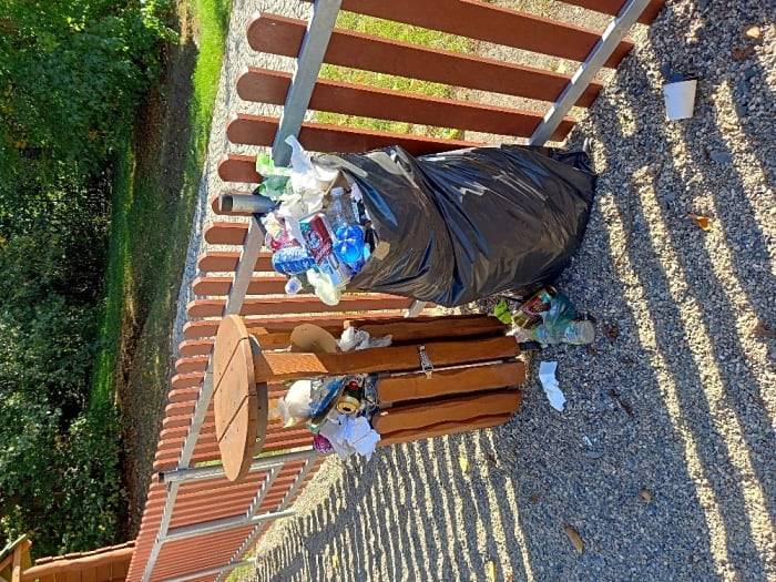 Dobrý den, děkujeme za podnět. Svozovou firmu jsme upozornili, že hřiště je již v plném  provozu, a zaurgovali výsyp a úklid, který bude proveden dnes. 
Pravidelný výsyp by zde měl být vždy v pondělí a čtvrtek. 
Odbor komunikací a dopravy