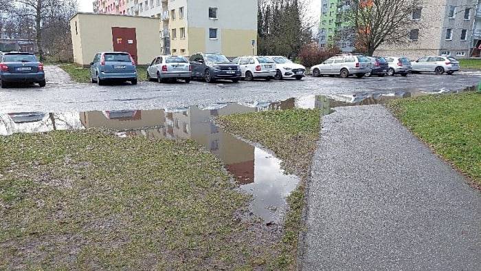 Děkujeme za Váš podnět, tento problém evidujeme, avšak tento jev tady bude vždy v případě deštivého počasí, jelikož komunikace nemá odvodnění, kanály. Komunikace je před rekonstrukcí, potom bude problém vyřešen, dříve nikoliv.